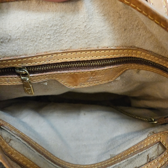 LOUIS VUITTON PETIT BUCKET BAG - Picture 11 of 16